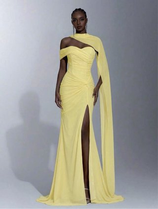 Vestido amarillo elegante con abertura