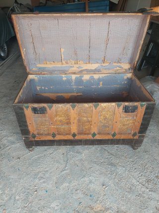 Baúl antiguo de madera
