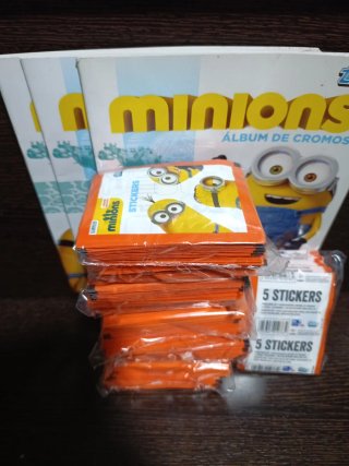 300 sobres Minions + 3 álbumes vacíos