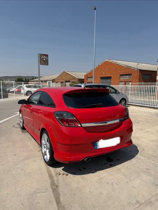 Opel Astra GTC Rojo