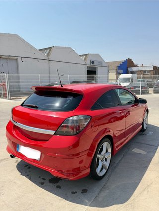 Opel Astra GTC Rojo