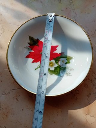 Ciotolina decorata con fiori rossi e bianchi
