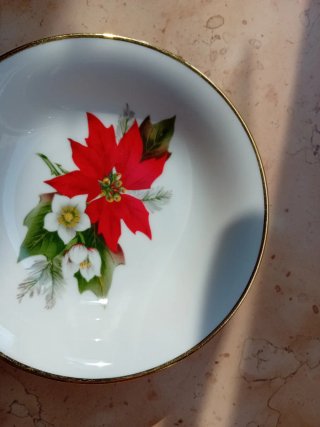 Ciotolina decorata con fiori rossi e bianchi