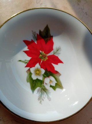 Ciotolina decorata con fiori rossi e bianchi