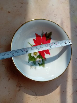 Ciotolina decorata con fiori rossi e bianchi