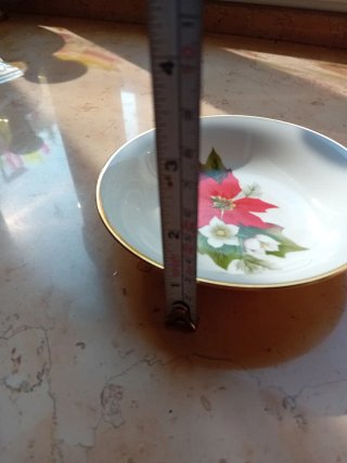 Ciotolina decorata con fiori rossi e bianchi