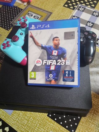 PS4 (PlayStation 4) Nera + 2 Controller + 3 Giochi