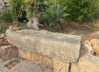 Bancos de piedra rústicos