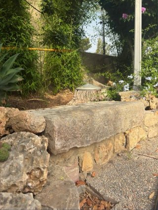 Bancos de piedra rústicos