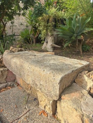 Bancos de piedra rústicos