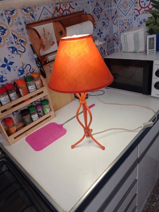 Lámpara de mesa naranja metal y tela