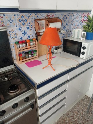 Lámpara de mesa naranja metal y tela