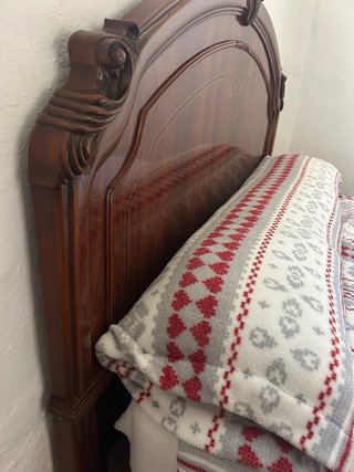 Dormitorio clásico completo con cómoda y espejo