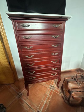 Dormitorio clásico completo con cómoda y espejo