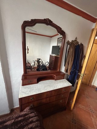 Dormitorio clásico completo con cómoda y espejo