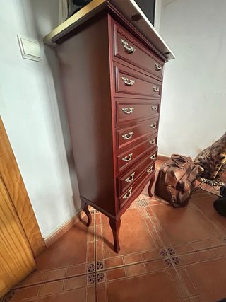 Dormitorio clásico completo con cómoda y espejo