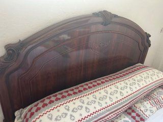 Dormitorio clásico completo con cómoda y espejo