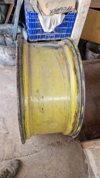 Llanta trasera para tractor serie 5000 de John Dee
