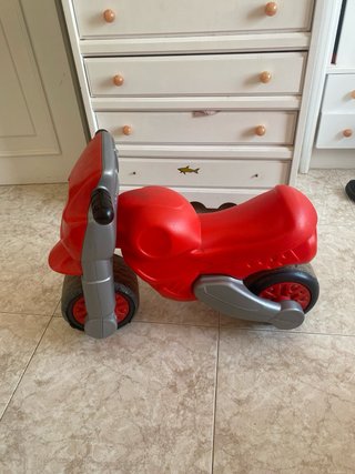 Correpasillos moto infantil marca FEBER