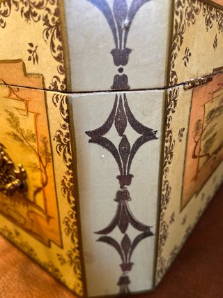 Caja decorativa inglesa antigua