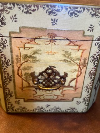 Caja decorativa inglesa antigua