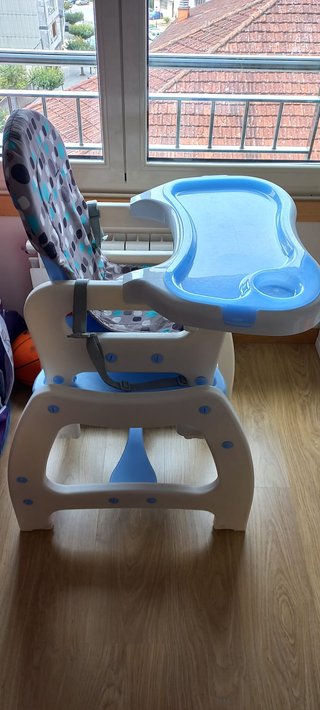 Trona convertible en silla y mesa