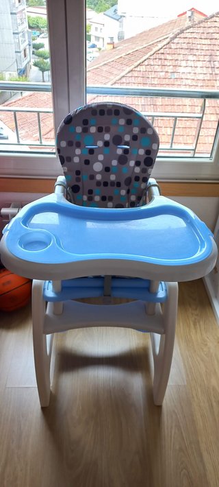 Trona convertible en silla y mesa