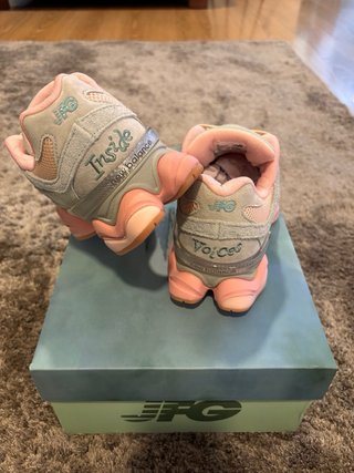 Tênis New Balance 9060 Cinza e Rosa