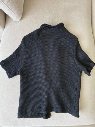 Camisa Zara manga corta negra texturizada.