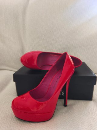 Zapatos de tacón rojos charol