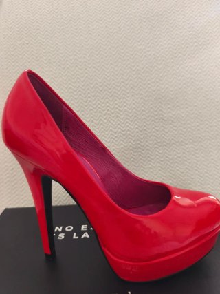 Zapatos de tacón rojos charol
