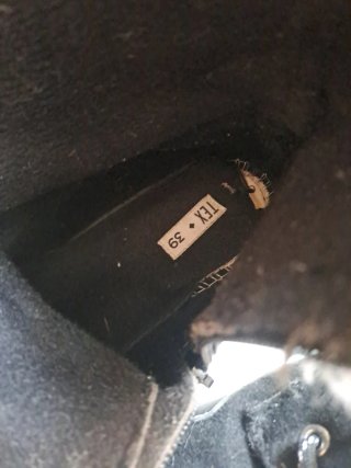 Botas deportivas negras con cordones