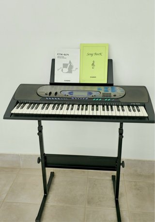Teclado Casio CTK-571 + Soporte. Precio negociable