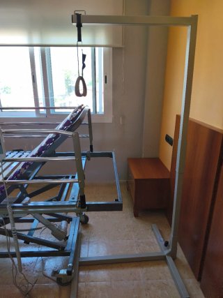 Cama geriátrica eléctrica con elevador