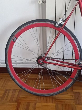 Bicicleta urbana single speed roja