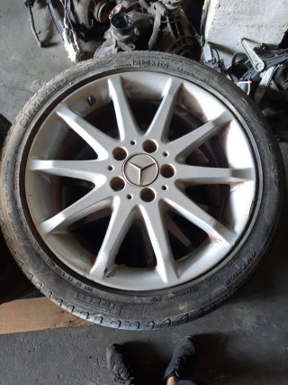 Llantas Mercedes R17 con neumáticos Pirelli