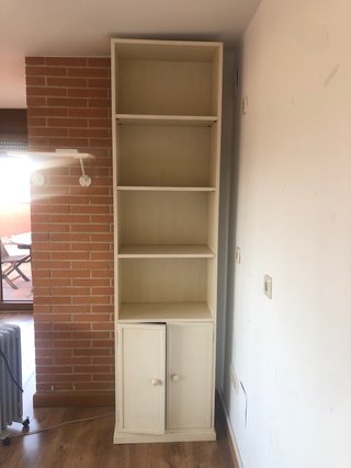 Estantería crema con puertas y estantes
