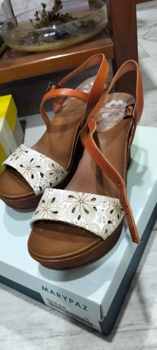 Sandalias cuña Marypaz marrón y blanco