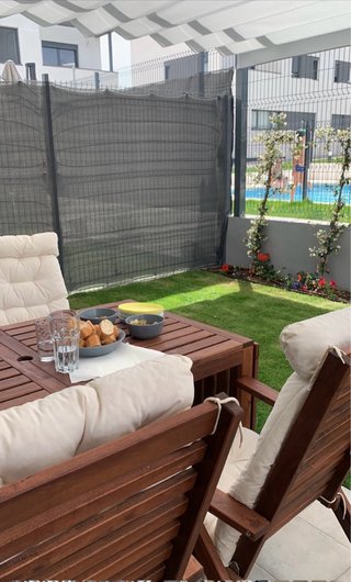 Mesa y sillas de jardín de madera