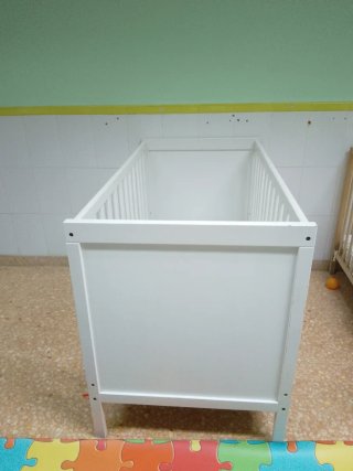 Cuna blanca de madera