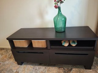 Mueble de salón de madera oscuro