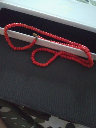 Collar antiguo de cuentas rojas