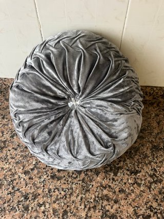 Almohada gris redonda terciopelo