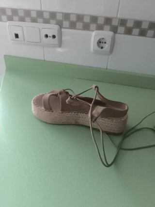 Sandalias esparto beige atadas al tobillo