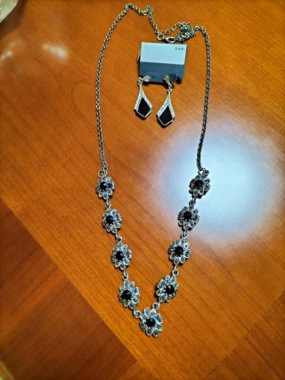 Collar y pendientes negros nuevos