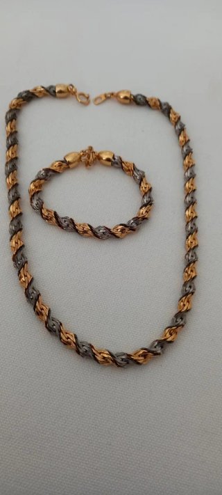 Gargantilla y pulsera dorada y plateada