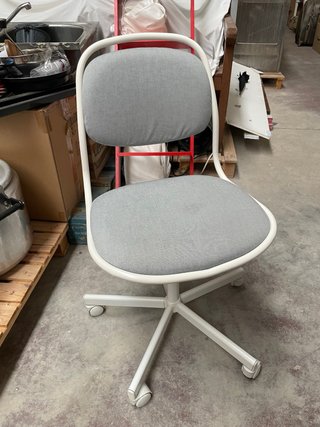 Silla de escritorio gris y blanca con ruedas