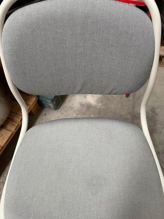 Silla de escritorio gris y blanca con ruedas
