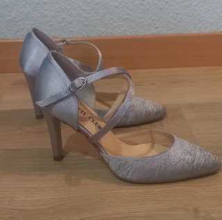 Zapatos de tacón plateados