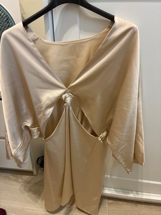Vestido beige satinado con abertura